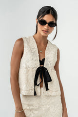 Mia Oval Sunglasses in Black