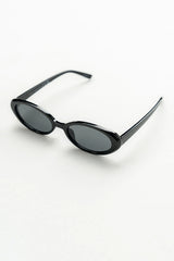 Mia Oval Sunglasses in Black